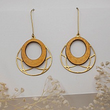 Boucles d'oreilles en bois ovales dor&eacute;es sur pampille ajour&eacute;e en laiton dor&eacute;