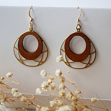Boucles d'oreilles ailes en bois merisier sur ovale ajour&eacute; en laiton dor&eacute;