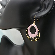 Boucles d'oreilles bois rose pastel sur ovale ajour&eacute; en laiton dor&eacute;