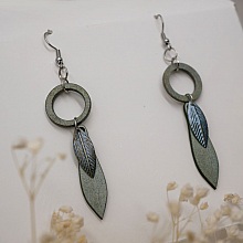 Boucles d'oreilles feuille en bois et m&eacute;tal patin&eacute; vert de gris