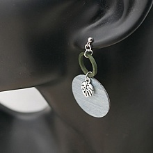 Boucles d'oreilles graphiques en bois gris et vert feuilles monstera