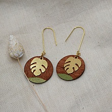 Boucles d'oreilles en bois rond merisier et feuille monstera laiton dor&eacute;