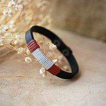 Bracelet en cuir noir tiss&eacute; bicolore en coton argent&eacute; et cuir fin rouge brique