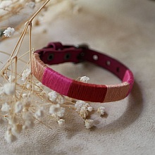 Bracelet en cuir fuchsia style boh&egrave;me tiss&eacute; de fils de coton tons p&ecirc;ches et roses