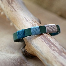 Bracelet en cuir vert tiss&eacute; de fils bleu et argent
