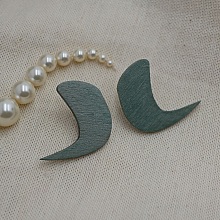 Puces d'oreilles graphiques en bois gris m&eacute;tallis&eacute;