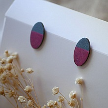 Puces d'oreilles ovales en bois peint en duo fuchsia et gris effet m&eacute;tallis&eacute;