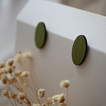 Puces d'oreilles ovales en bois peint en duo de verts effet m&eacute;talis&eacute;