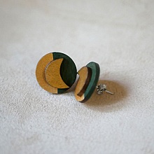 Puces d'oreilles rondes en bois et lunes en vert fonc&eacute; et dor&eacute;