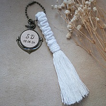 Porte-cl&eacute;s ancre marine au cabochon bois grav&eacute; personnalis&eacute; et suspension en macram&eacute;