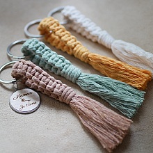 Porte-cl&eacute;s macram&eacute; et cabochon en bois grav&eacute; personnalis&eacute; sur anneau argent&eacute;