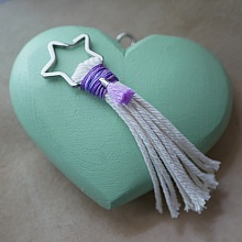 Porte cl&eacute; macram&eacute; &eacute;toile et pompon violet