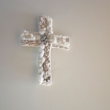 D&eacute;coration croix chr&eacute;tienne au tissage de laines blanches et beiges