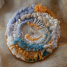 Tissage rond mural contemporain et boh&egrave;me aux pompons fantaisie