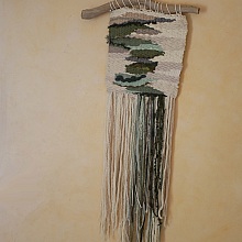 Suspension tissage mural "Les rivi&egrave;res v&eacute;g&eacute;tales" en laines et coton de couleurs vert d'eau et longues franges