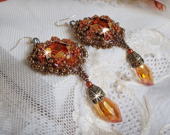 BO Harmony Ambre brod&eacute;es avec des Cristaux de Swarovski, des cabochons en verre de boh&egrave;me des ann&eacute;es 1960, des mini-gouttes, des rocailles et des crochets d'oreilles en Gold Filled 14 carats