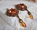 BO Harmony Ambre brod&eacute;es avec des Cristaux de Swarovski, des cabochons en verre de boh&egrave;me des ann&eacute;es 1960, des mini-gouttes, des rocailles et des crochets d'oreilles en Gold Filled 14 carats