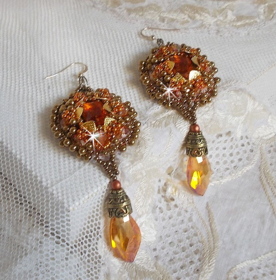 BO Harmony Ambre brod&eacute;es avec des Cristaux de Swarovski, des cabochons en verre de boh&egrave;me des ann&eacute;es 1960, des mini-gouttes, des rocailles et des crochets d'oreilles en Gold Filled 14 carats