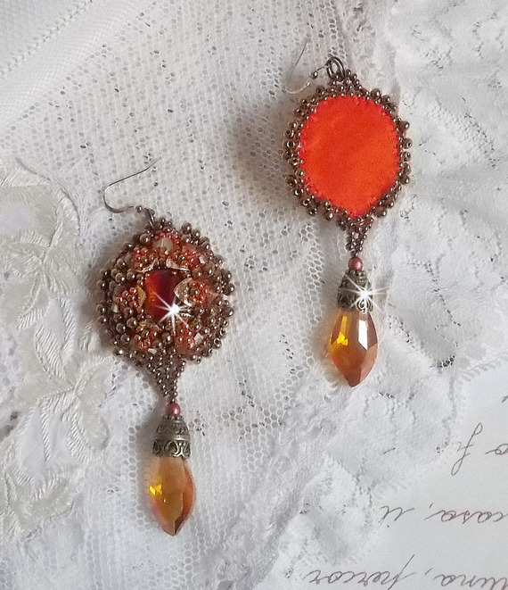 BO Harmony Ambre brod&eacute;es avec des Cristaux de Swarovski, des cabochons en verre de boh&egrave;me des ann&eacute;es 1960, des mini-gouttes, des rocailles et des crochets d'oreilles en Gold Filled 14 carats