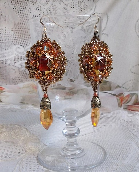 BO Harmony Ambre brod&eacute;es avec des Cristaux de Swarovski, des cabochons en verre de boh&egrave;me des ann&eacute;es 1960, des mini-gouttes, des rocailles et des crochets d'oreilles en Gold Filled 14 carats