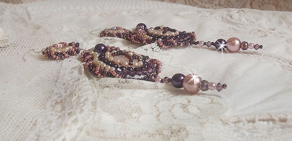 BO Grace brod&eacute;es avec des cabochons en Quartz Rose, des perles rondes nacr&eacute;es en verre de couleur : Ivoire, Rose, Violet &agrave; laquelle s'ajoute des cristaux : cabochons Light Rose, toupies et rocailles  