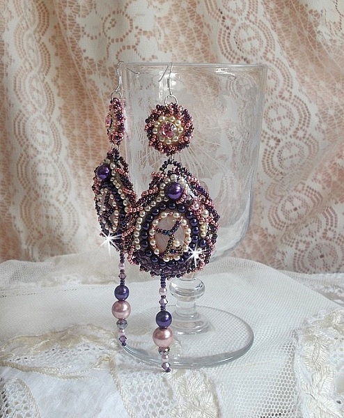 BO Grace brod&eacute;es avec des cabochons en Quartz Rose, des perles rondes nacr&eacute;es en verre de couleur : Ivoire, Rose, Violet &agrave; laquelle s'ajoute des cristaux : cabochons Light Rose, toupies et rocailles  