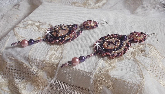 BO Grace brod&eacute;es avec des cabochons en Quartz Rose, des perles rondes nacr&eacute;es en verre de couleur : Ivoire, Rose, Violet &agrave; laquelle s'ajoute des cristaux : cabochons Light Rose, toupies et rocailles  