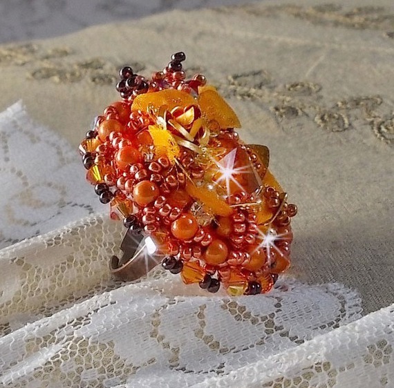 Bague Les R&ecirc;ves d'Acapulco brod&eacute;e avec un cabochon octogonale serti &agrave; laquelle s'ajoute perles rondes nacr&eacute;es, ruban organza, toupies et rocailles sur bague en laiton Bronze pour un style ethnique