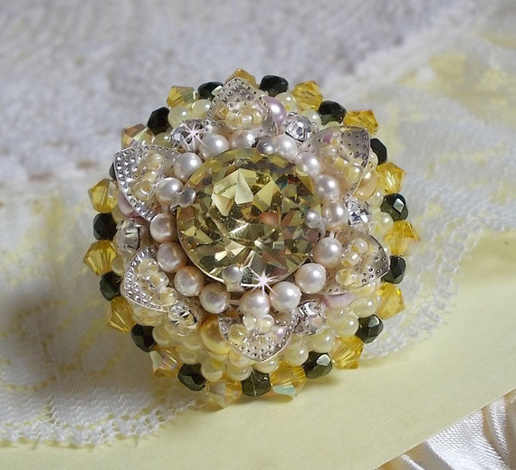 Bague Flower brod&eacute;e avec un cabochon rond en Cristal Champagne, coquille estampe Argent&eacute;e, chatons, toupies, facettes en verre de boh&egrave;me, perles rondes nacr&eacute;es et rocailles sur bague en Argent 925 