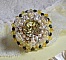 Bague Flower brod&eacute;e avec un cabochon rond en Cristal Champagne, coquille estampe Argent&eacute;e, chatons, toupies, facettes en verre de boh&egrave;me, perles rondes nacr&eacute;es et rocailles sur bague en Argent 925 