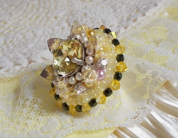 Bague Flower brod&eacute;e avec un cabochon rond en Cristal Champagne, coquille estampe Argent&eacute;e, chatons, toupies, facettes en verre de boh&egrave;me, perles rondes nacr&eacute;es et rocailles sur bague en Argent 925 