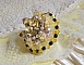 Bague Flower brod&eacute;e avec un cabochon rond en Cristal Champagne, coquille estampe Argent&eacute;e, chatons, toupies, facettes en verre de boh&egrave;me, perles rondes nacr&eacute;es et rocailles sur bague en Argent 925 