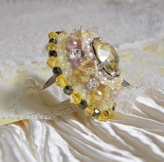 Bague Flower brod&eacute;e avec un cabochon rond en Cristal Champagne, coquille estampe Argent&eacute;e, chatons, toupies, facettes en verre de boh&egrave;me, perles rondes nacr&eacute;es et rocailles sur bague en Argent 925 