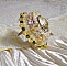 Bague Flower brod&eacute;e avec un cabochon rond en Cristal Champagne, coquille estampe Argent&eacute;e, chatons, toupies, facettes en verre de boh&egrave;me, perles rondes nacr&eacute;es et rocailles sur bague en Argent 925 