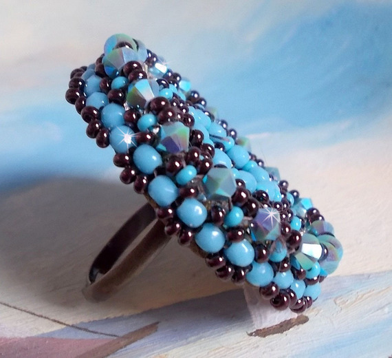 Bague Na&iuml;ade brod&eacute;e avec un cabochon facett&eacute; Turquoise, chatons, toupies en Cristal de Swarovski, rocailles sur une bague de couleur Bronze et sur du cuir vachette Camel 
