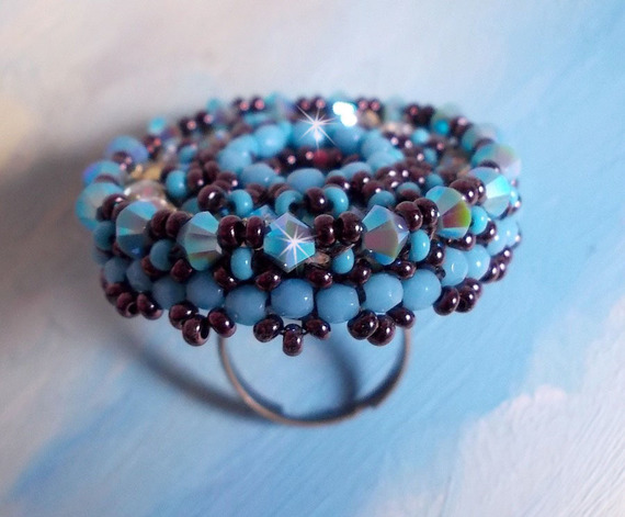 Bague Na&iuml;ade brod&eacute;e avec un cabochon facett&eacute; Turquoise, chatons, toupies en Cristal de Swarovski, rocailles sur une bague de couleur Bronze et sur du cuir vachette Camel 