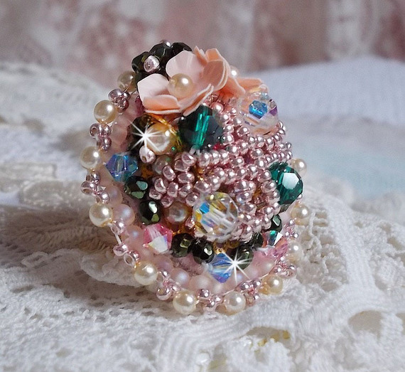 Bague Boh&egrave;me avec cristaux : cabochons, perles rondes, nacr&eacute;es, toupies &agrave; laquelle s&rsquo;ajoute des facettes de boh&egrave;me, rocailles Miyuki , sequins en forme de fleurs sur bague filigran&eacute;e en laiton 