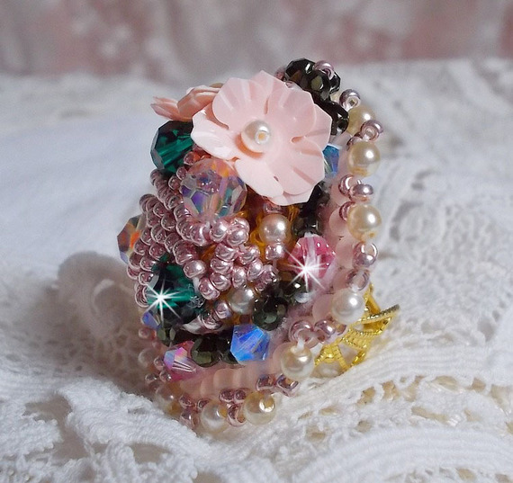 Bague Boh&egrave;me avec cristaux : cabochons, perles rondes, nacr&eacute;es, toupies &agrave; laquelle s&rsquo;ajoute des facettes de boh&egrave;me, rocailles Miyuki , sequins en forme de fleurs sur bague filigran&eacute;e en laiton 