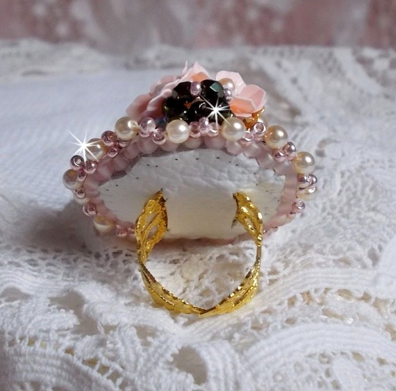 Bague Boh&egrave;me avec cristaux : cabochons, perles rondes, nacr&eacute;es, toupies &agrave; laquelle s&rsquo;ajoute des facettes de boh&egrave;me, rocailles Miyuki , sequins en forme de fleurs sur bague filigran&eacute;e en laiton 