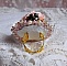 Bague Boh&egrave;me avec cristaux : cabochons, perles rondes, nacr&eacute;es, toupies &agrave; laquelle s&rsquo;ajoute des facettes de boh&egrave;me, rocailles Miyuki , sequins en forme de fleurs sur bague filigran&eacute;e en laiton 