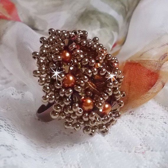 Bague Harmony Ambre brod&eacute;e avec des cristaux de Swarovski et de tr&egrave;s belles perles