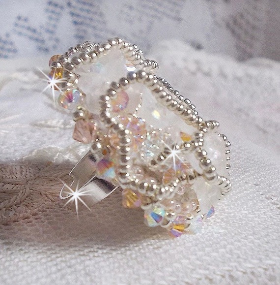 Bague Bouquet d'un Jour brod&eacute;e avec un cabochon rond de couleur Ivoire, fleurs de Lys entrelac&eacute;es avec des rocailles, toupies Cristal et Light Peach de qualit&eacute; AB2x sur une bague Argent&eacute;e en Laiton