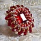 Bague Rubis brod&eacute;e avec un cabochon rectangulaire Ruby, orn&eacute;e de chatons mont&eacute;s en Cristal avec des perles rondes nacr&eacute;es en verre Ivoire, rocailles Dor&eacute;es, des toupies Cristal AB et Burgundy.