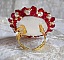 Bague Rubis brod&eacute;e avec un cabochon rectangulaire Ruby, orn&eacute;e de chatons mont&eacute;s en Cristal avec des perles rondes nacr&eacute;es en verre Ivoire, rocailles Dor&eacute;es, des toupies Cristal AB et Burgundy.