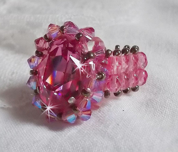 Bague Rose Royale avec des facettes et un cabochon en cristal de Swarovski