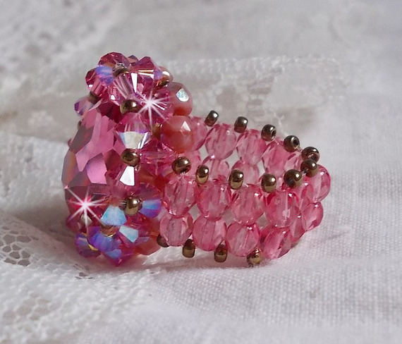Bague Rose Royale avec des facettes et un cabochon en cristal de Swarovski