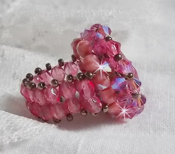 Bague Rose Royale avec des facettes et un cabochon en cristal de Swarovski