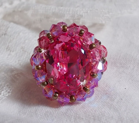 Bague Rose Royale avec des facettes et un cabochon en cristal de Swarovski
