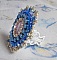 Bague Azur brod&eacute;e avec un cabochon en Cristal de couleur Antique Pink &agrave; laquelle s'ajoute des rocailles et perles rondes nacr&eacute;es. Le tout est mont&eacute; sur une bague filigran&eacute;e Blanche