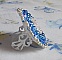 Bague Azur brod&eacute;e avec un cabochon en Cristal de couleur Antique Pink &agrave; laquelle s'ajoute des rocailles et perles rondes nacr&eacute;es. Le tout est mont&eacute; sur une bague filigran&eacute;e Blanche